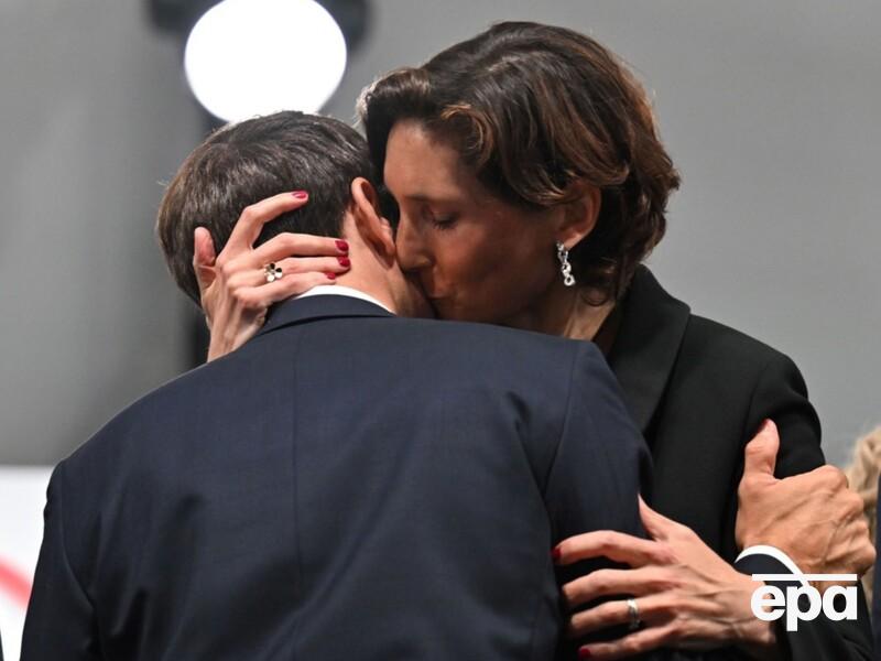 "Була охоплена емоціями, опинившись у його тісних обіймах". Поцілунок міністерки спорту Франції Кастери з Макроном "спричинив переполох". Фото