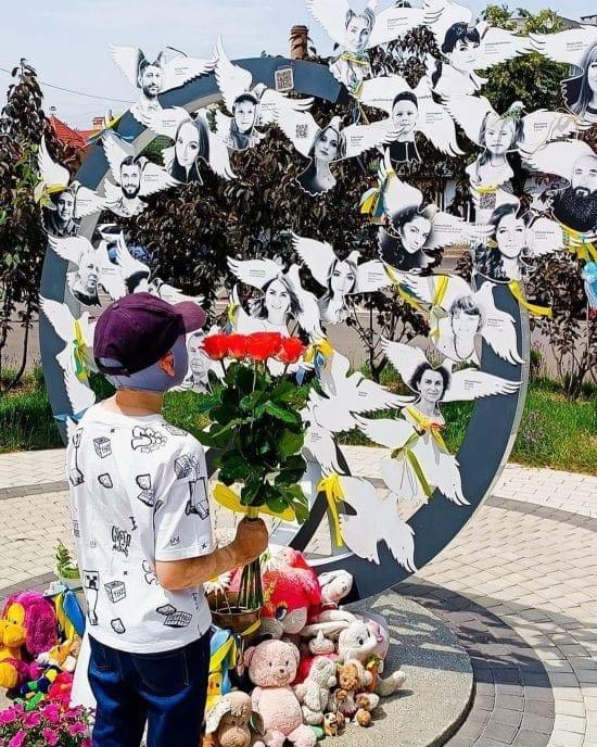 У Вінниці хлопчик, який дивом вижив після удару РФ, вперше за 2 роки прийшов на місце загибелі мами (фото)