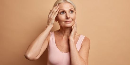 Як виглядати молодшою: стилістка назвала поширені помилки, які роблять жінок старшими за свій вік