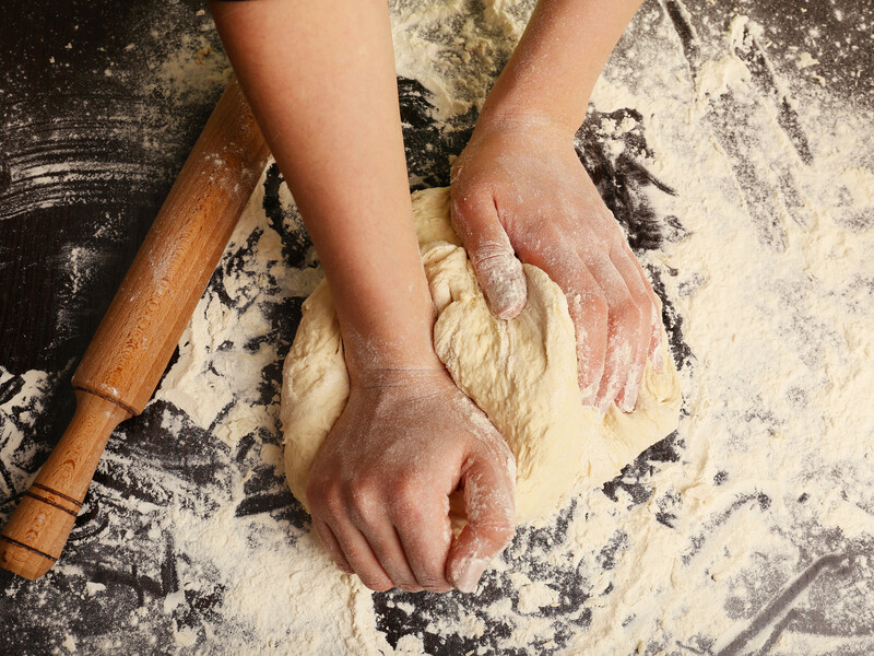 "Швидко все змішав – й одразу можна випікати". Рецепт тіста, яке підійде для будь-якої випічки й начинок. Знадобиться п'ять хвилин