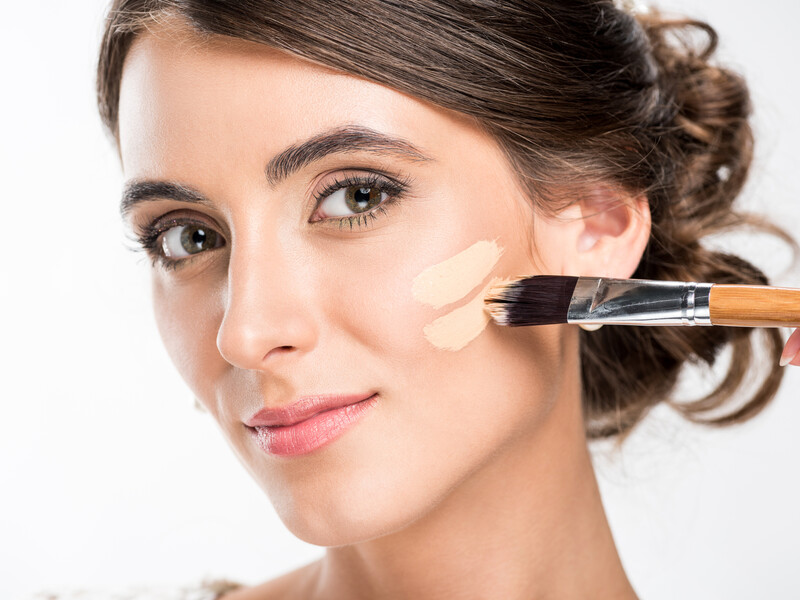 "Найтонший пензлик у світі!" Блогерка пояснила, який результат дає використання тонкого пензля для тональної основи