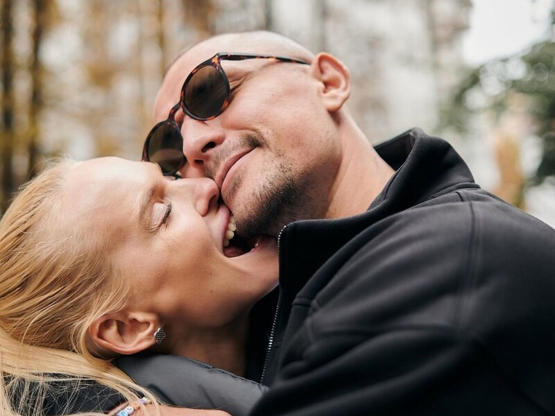 Цимбалюк утік від журналістки після запитання про весілля з його новою обраницею Цимбалюк утік від журналістки після запитання про весілля з його новою обраницею