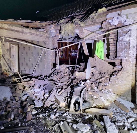 Росіяни знову накрили вогнем Херсон: снаряд влучив у багатоповерхівку