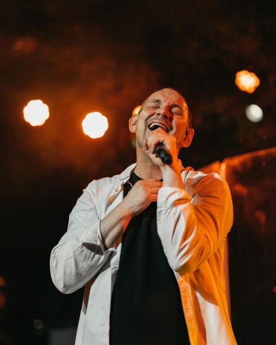 Відомий український співак просто під час концерту впав зі сцени на глядачів