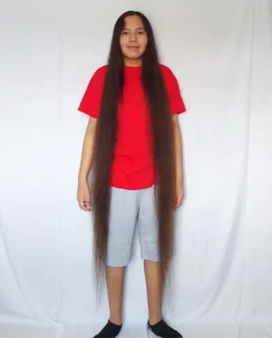 Хлопець із найдовшим волоссям на планеті: який вигляд має новий рекордсмен (фото, відео)