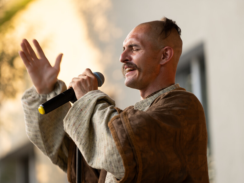 Kozak Siromaha, який гастролює з безкоштовними концертами: Люди у нас дуже гостинні, в дорогу дають мед і молоко, а вдома частують стравами Kozak Siromaha, який гастролює з безкоштовними концертами: Люди у нас дуже гостинні, в дорогу дають мед і молоко, а вдома частують стравами