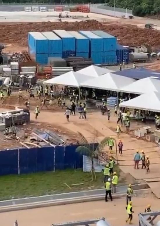 На будівництві спалахнула масова бійка із застосуванням касок і дошок – відео