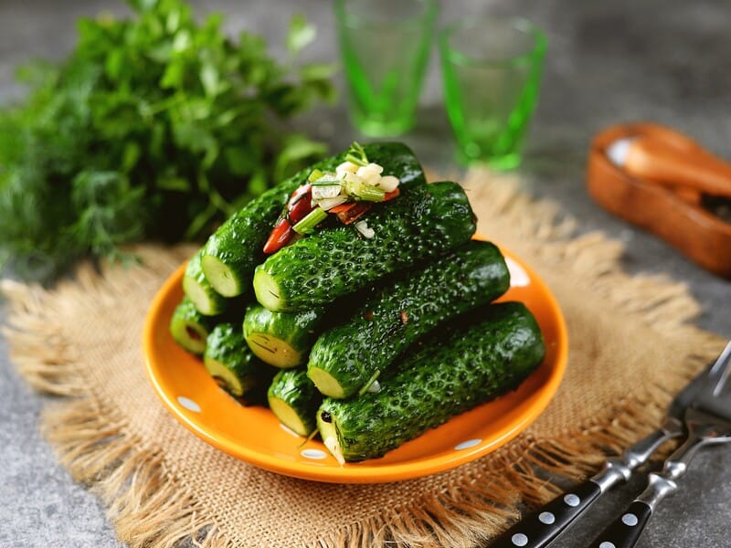 Додайте це в пакет – і за три години вийдуть хрусткі й дуже смачні малосольні огірки. Рецепт сухого засолювання без маринаду