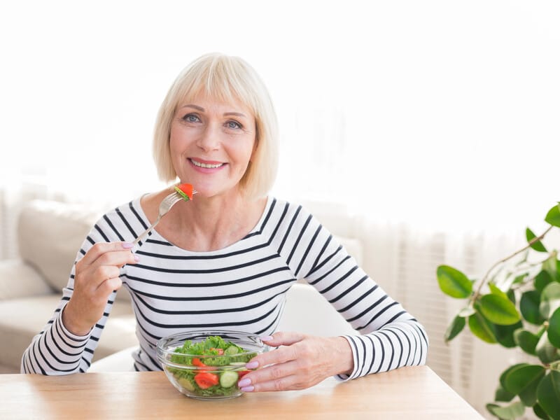 "Якщо немає 20 хвилин поїсти, краще не їжте". Чим і коли треба снідати, обідати й вечеряти, щоб не набирати зайву вагу