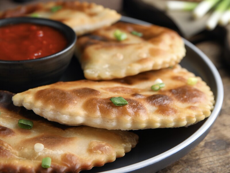 Не треба робити тісто! Соковиті та хрумкі чебуреки, які не нашкодять вашій фігурі, а їх приготування не забере більше ніж 10 хвилин