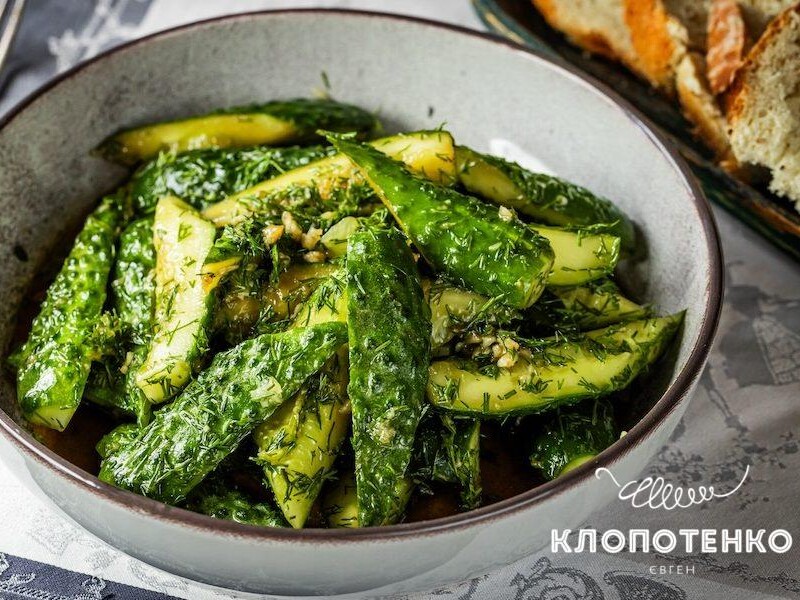 "Ця страва вам сподобається". Пікантні биті огірки. Рецепт