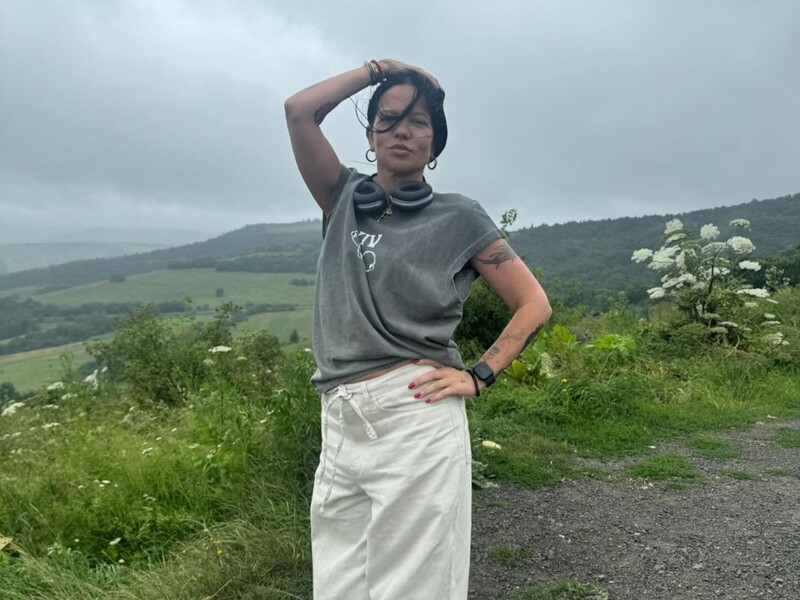 "Мій важливий ранковий ритуал". Горова показала своє щоденне тренування вдома біля басейну "Мій важливий ранковий ритуал". Горова показала своє щоденне тренування вдома біля басейну