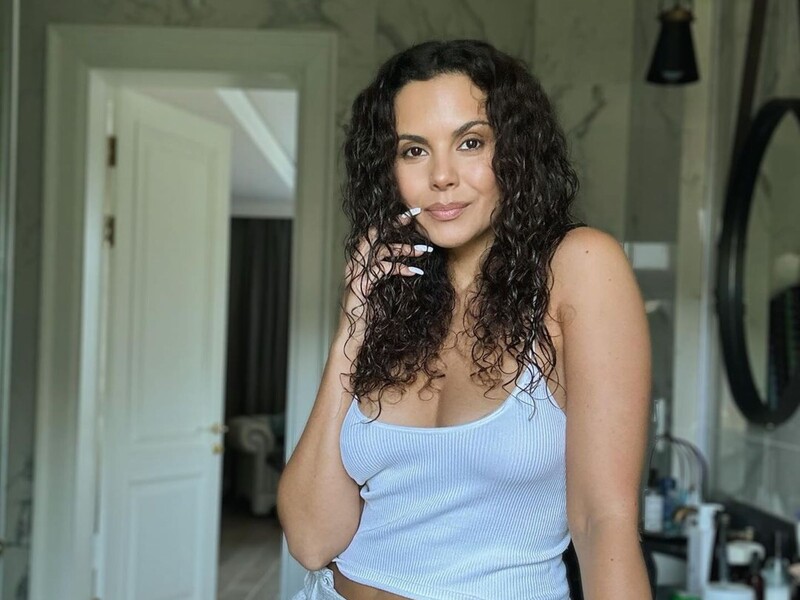 Каменських засвітила інтер'єр ванної кімнати й розповіла, чим заряджається вранці