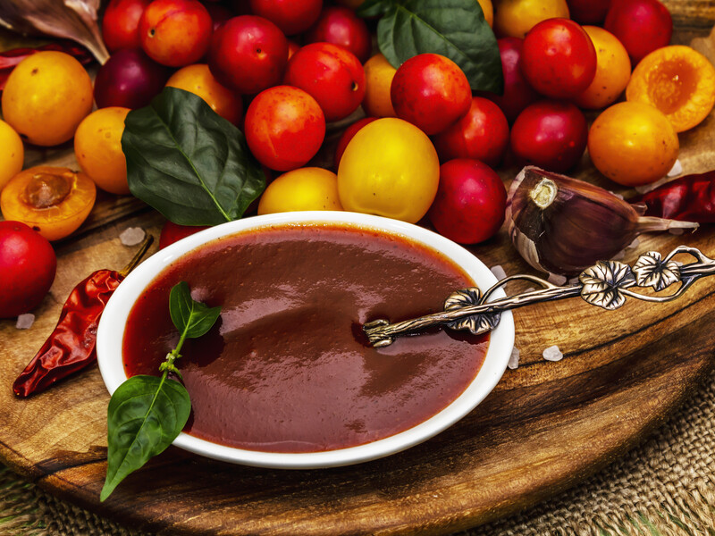 "Перлина грузинської кулінарії". Традиційний грузинський соус "Ткемалі" з аличі будете з родичами смакувати всю зиму