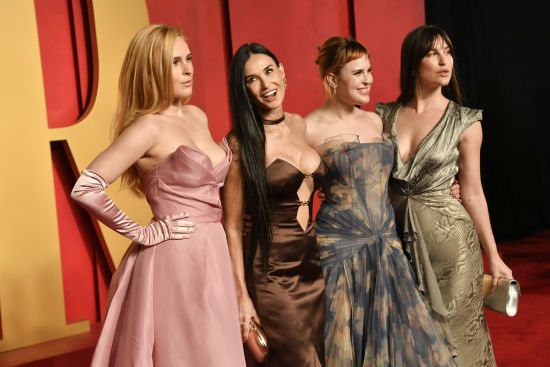 61-річна Демі Мур у купальнику попозувала з однорічною онукою та трьома доньками від Вілліса