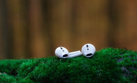 Жінка відстежила загублені AirPods і жахнулася від того, що знайшла