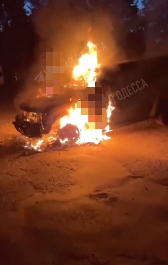 Четвертий випадок за тиждень: в Одесі знову спалили авто військових – відео