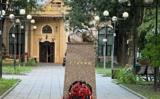 Сталіну знесли голову, а Леніну відбили підборіддя: під Москвою чоловік пошкодив пам’ятники (відео)