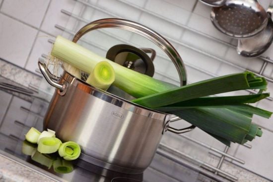 П'ять страв, які не можна готувати у сковороді з нержавіючої сталі: про це мало хто знає