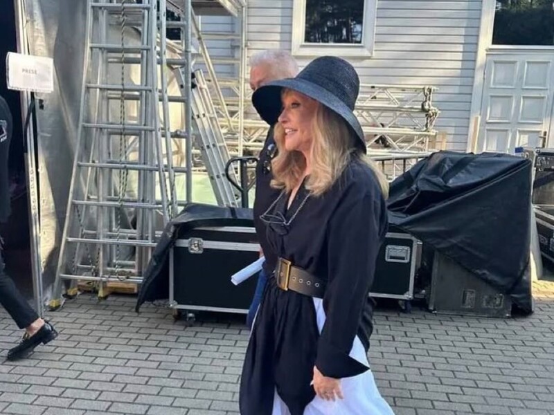 75-річна Пугачова в міні-шортах обіймалася з 48-річним Галкіним на закритті фестивалю в Юрмалі. Відео