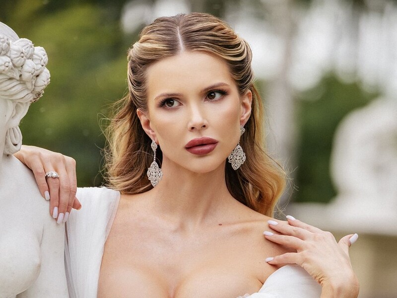 Дружина Гусєва знялася в сукні, яка облягає, і в прозорому платті