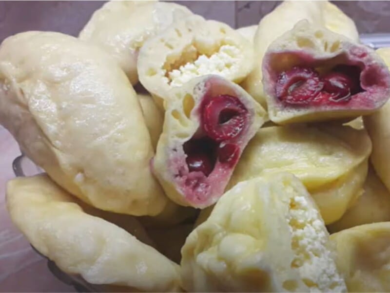 Вареники із цього тіста виходять дуже смачними і пухкими. Рецепт