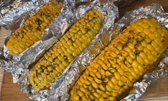 Кукурудза в духовці в фользі, запечена в рукаві, на грилі - як смачно приготувати