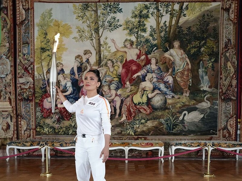 Гаєк пронесла олімпійський вогонь у Парижі Гаєк пронесла олімпійський вогонь у Парижі