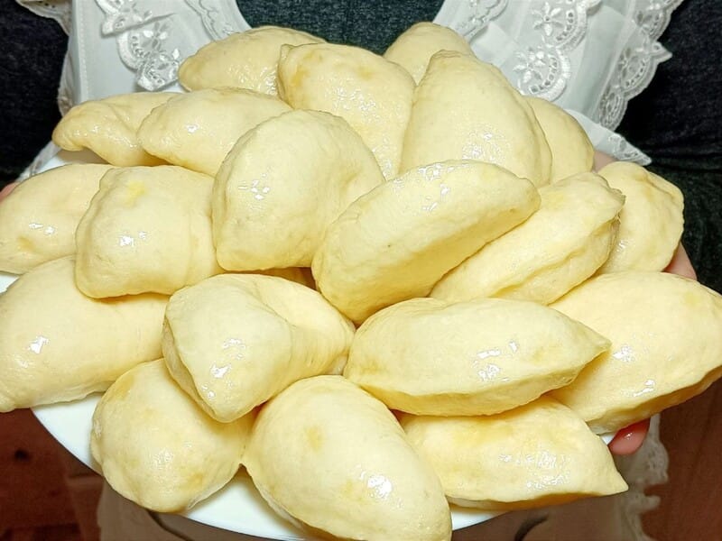 Додайте це до борошна – і вареники будуть "пухкенькі, немов хмаринки". Рецепт універсального тіста для будь-якої начинки