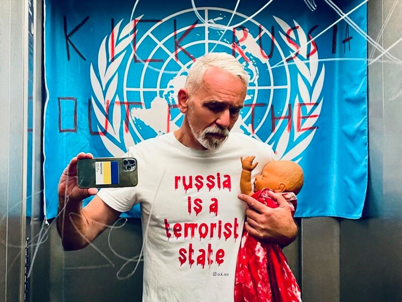 Після обстрілу "Охматдиту" німецький стиліст Франк Пітер Вайлд анонсував демонстрацію на підтримку України під російським посольством у Берліні Після обстрілу "Охматдиту" німецький стиліст Франк Пітер Вайлд анонсував демонстрацію на підтримку України під російським посольством у Берліні