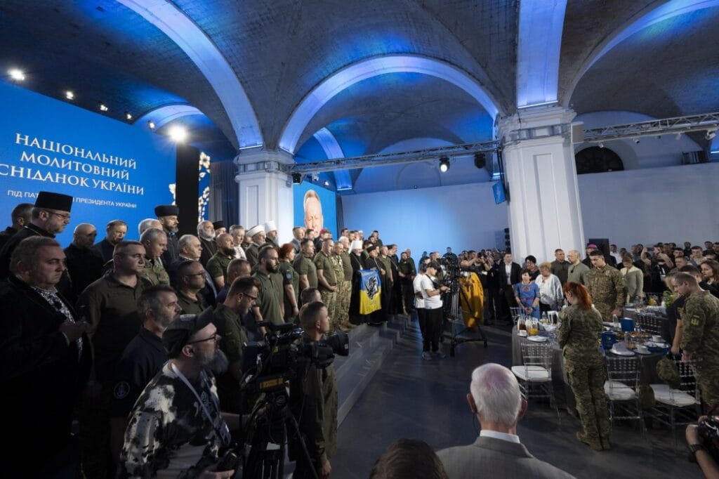 У Києві пройшов Національний молитовний сніданок: у ньому взяли участь українські християнські священники, звільнені з російського полону У Києві пройшов Національний молитовний сніданок: у ньому взяли участь українські християнські священники, звільнені з російського полону