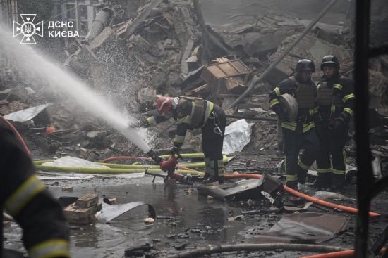 Ракетний удар по Києву: рятувальники показали кадри з місця та розповіли нові деталі (фото)
