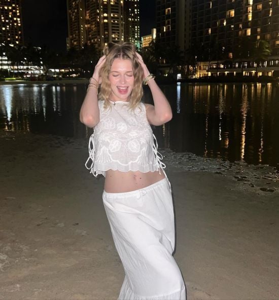 Старша донька Віри Брежнєвої у купальнику похизувалася відпочинком за кордоном