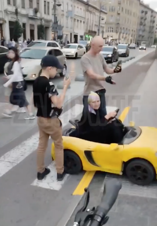 У центрі Львова бабуся роз’їжджала на іграшковому Lamborghini і отримала штраф – відео