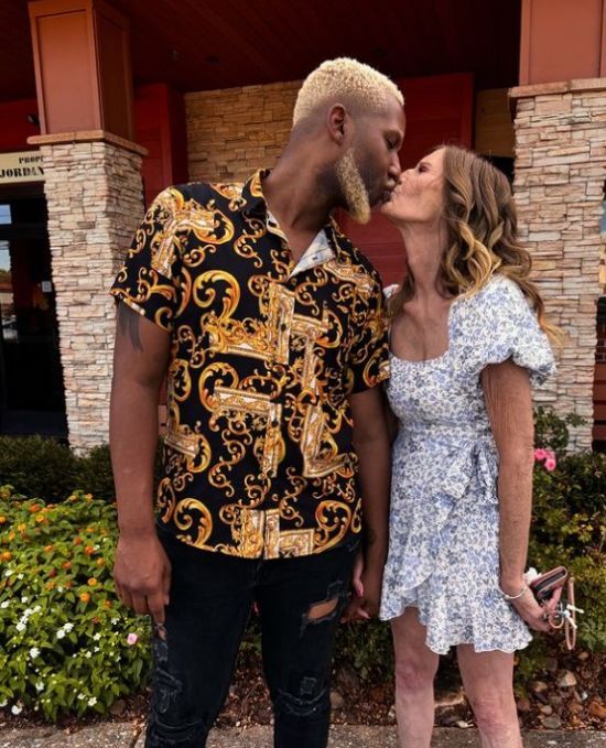 64-річна бабця та її 26-річний чоловік ефектно розсекретили стать дитини – відео