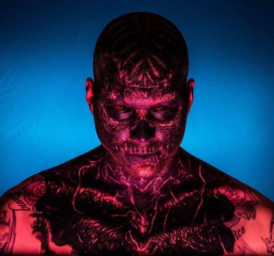 Фанат тату забив майже все тіло чорнилами та приголомшив, який вигляд мав до перевтілення – фото