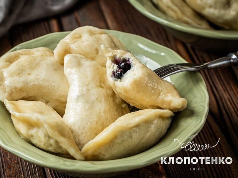 "Виходять ніжні". Вареники на кефірі із чорницею. Рецепт "Виходять ніжні". Вареники на кефірі із чорницею. Рецепт