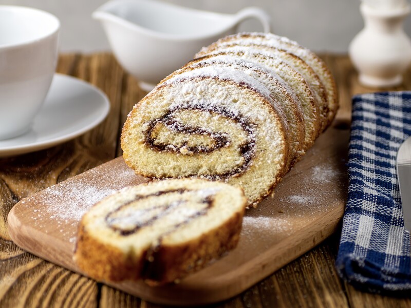 Швидкий і смачний бісквітний рулет з повидлом: легкий десерт без зайвих турбот