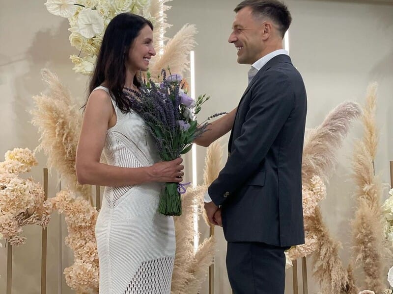 "Ми встигли обвінчатися, але не розписувалися. Учора надолужили й це". Хамайко вийшла заміж за Оністрата і показала весільні фото