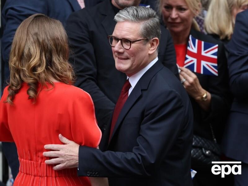 "Амбіційна юристка з ідеальною зачіскою і гугнявим голосом". Який вигляд має й чим займається нова перша леді Великобританії – дружина Стармера "Амбіційна юристка з ідеальною зачіскою і гугнявим голосом". Який вигляд має й чим займається нова перша леді Великобританії – дружина Стармера