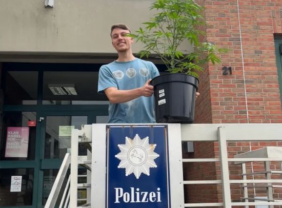 Поліція повернула студенту викрадений горщик із марихуаною – фото