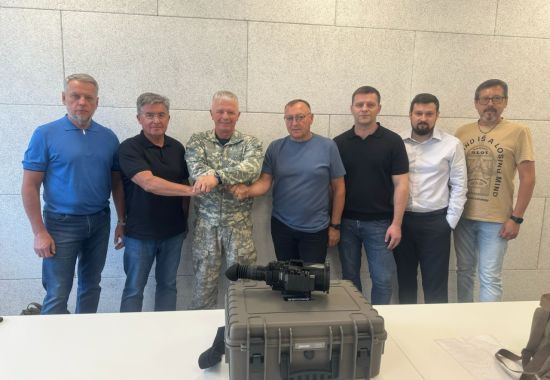 "Вінниччани" передали легендарному снайперу СБУ унікальний прицільний комплекс