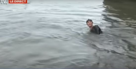 Французька міністерка прилюдно пірнула у Сену: відео