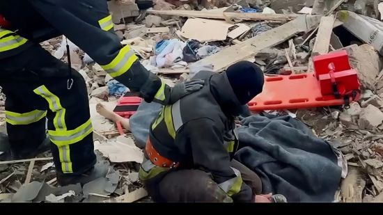 Найстрашніше – їхати на виклик у власний дім: на Харківщині РФ ударила по будинку ДСНСівця (відео)