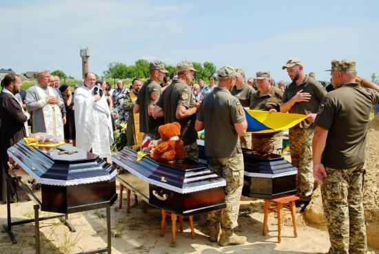 Приїхав з фронту, щоб привітати сина: у ДТП загинув військовий з дружиною та дитиною