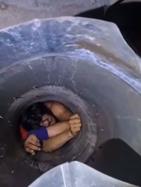 "Санта-Клаус" застряг у вентиляційній трубі під час спроби пограбування казначейства – відео