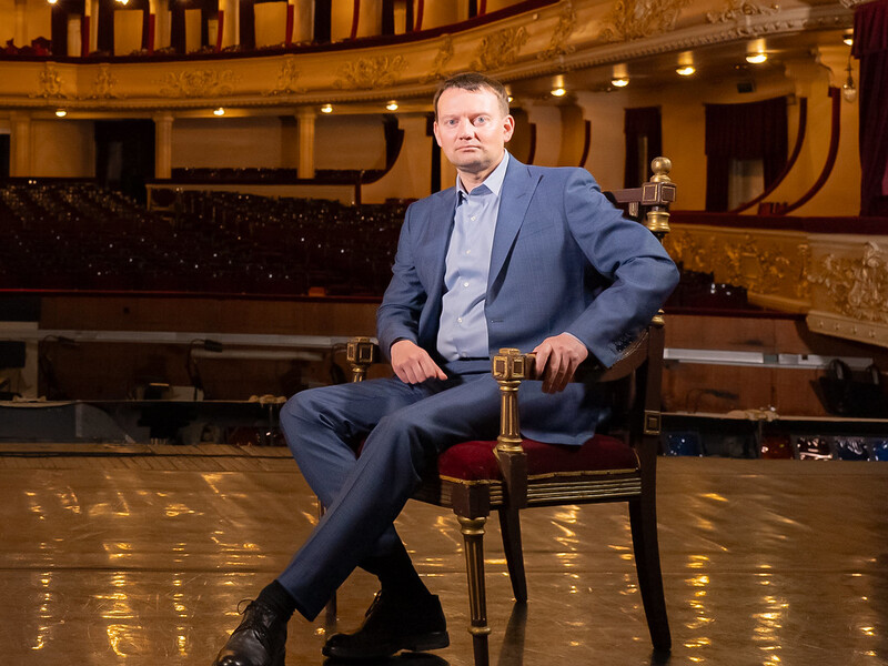 "Налив мені віскі, довелося випити". Солов'яненко розповів, як високопосадовець намагався влаштувати до нього в оперу свою протеже