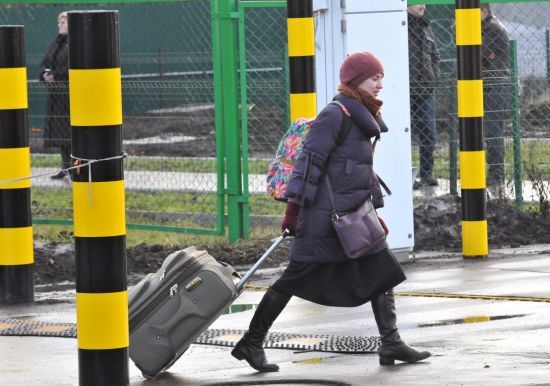 Українці масово виїжджають за кордон: в НБУ назвали причину