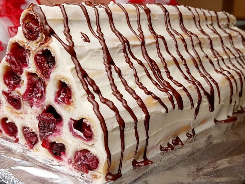 "Особливої майстерності тут не треба, а виходить дуже смачно". Рецепт кисло-солодкого торта "Дрова під снігом" – ідеального для спекотного літа