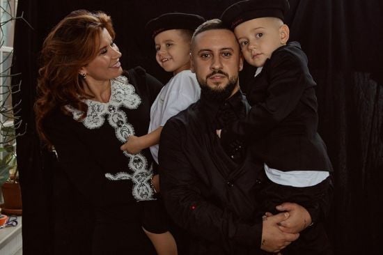 Дружина MONATIK показала, як під час нічної атаки на Київ із синами ховалася в укритті від дронів